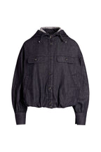 Vorderansicht einer dunklen Kapuzenjacke in Denim-Optik mit Brusttaschen und elastischem Saum.