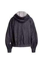 Rückansicht einer dunklen Kapuzenjacke in Denim-Optik mit elastischem Saum.