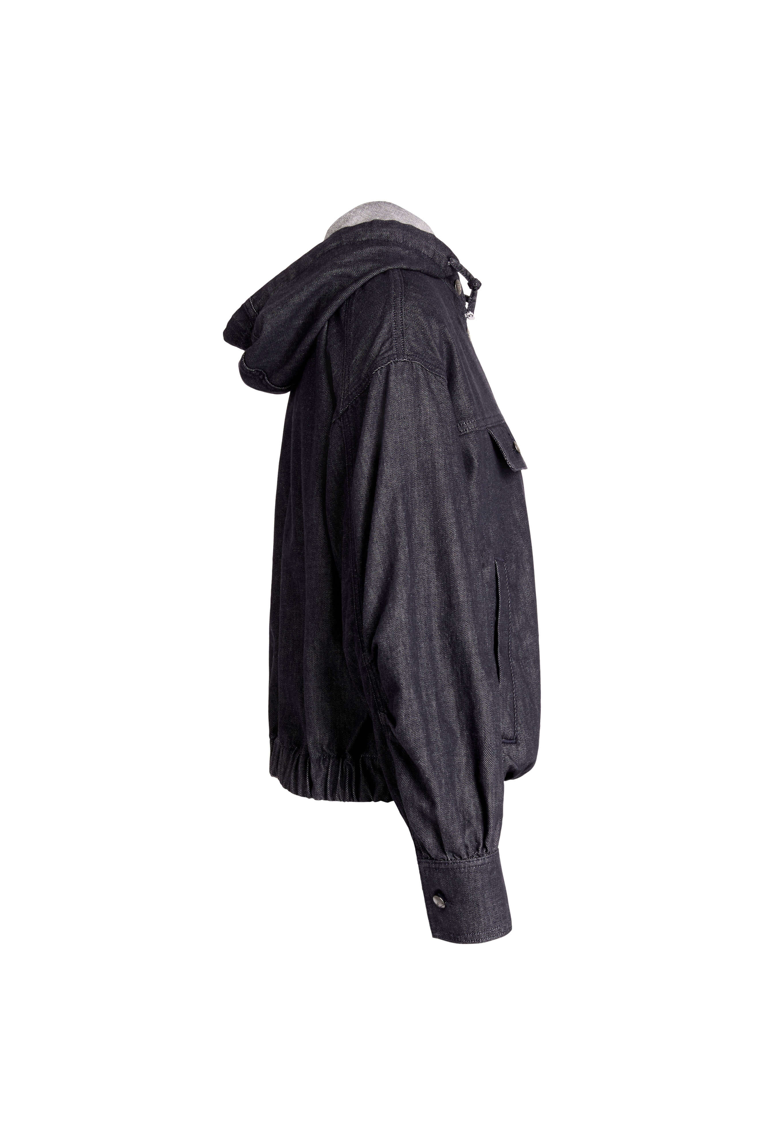 Seitenansicht einer dunklen Kapuzenjacke in Denim-Optik.