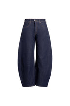 Vorderansicht einer dunkelblauen Barrel-Leg-Jeans mit markanten Frontnähten.