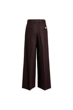 Rückansicht einer dunkelbraunen Hose mit weitem Bein und zwei Paspeltaschen.