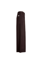 Seitenansicht einer dunkelbraunen Hose mit weitem Bein und seitlicher Eingrifftasche.