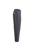 Seitenansicht einer dunkelgrau melierten Hose mit weitem Bein, seitlichem Druckknopf am Bund und Eingrifftasche.
