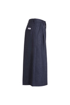 Dunkelblau melierte Hose mit weitem Bein, Bundfalte und Logo-Patch am Bund.