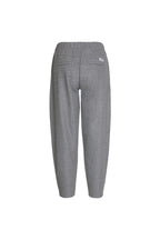 Rückansicht einer grauen melierten Hose mit Paspeltaschen, elastischem Bund und weißem Label-Patch.