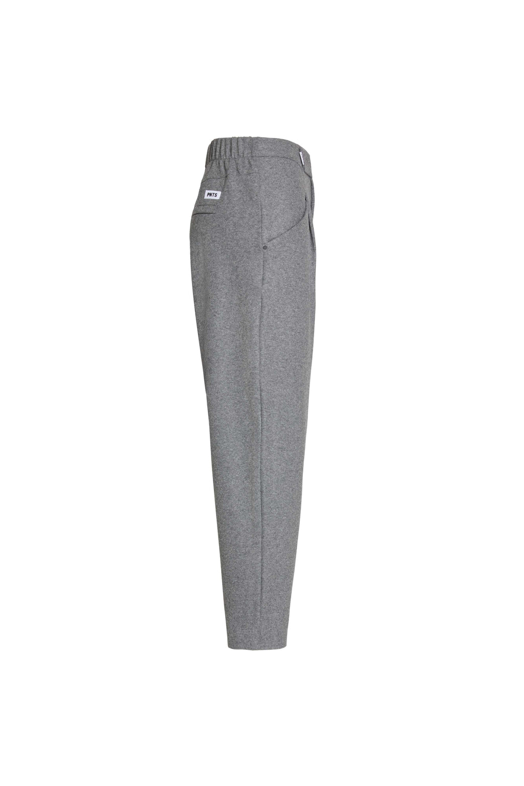 Seitenansicht einer grauen melierten Hose mit weißem Label-Patch am Bund.