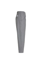 Seitenansicht einer grauen melierten Hose mit weißem Label-Patch am Bund.