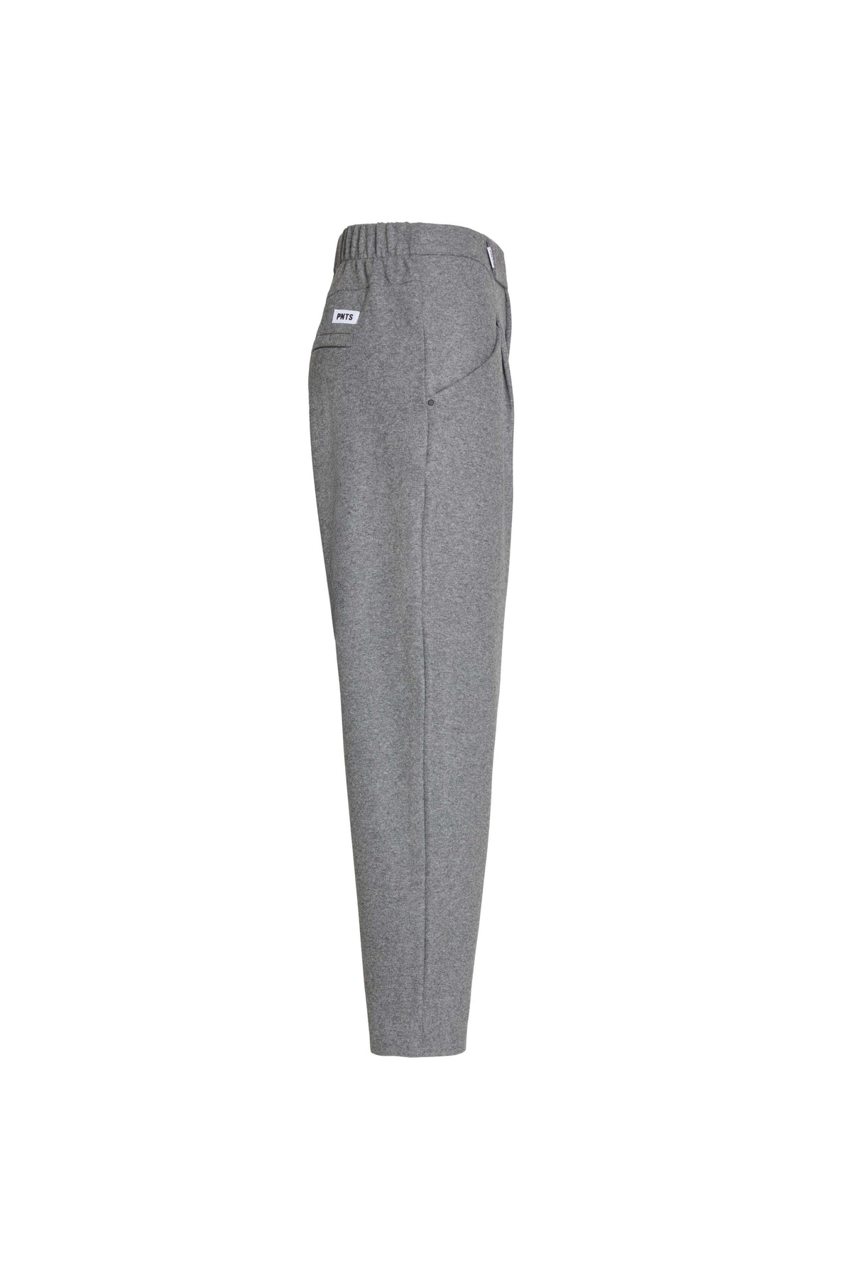 Seitenansicht einer grauen melierten Hose mit weißem Label-Patch am Bund.