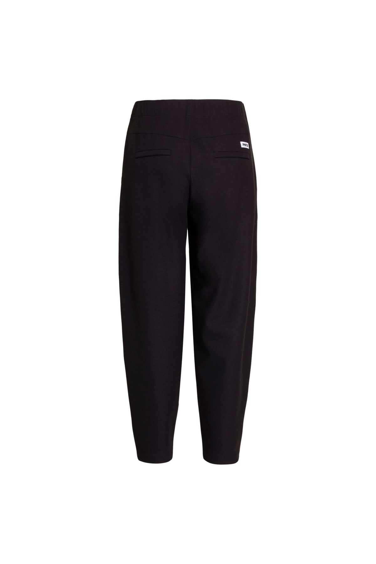 Rückansicht einer dunkelbraunen Hose mit Paspeltaschen, elastischem Bund und weißem Label-Patch.