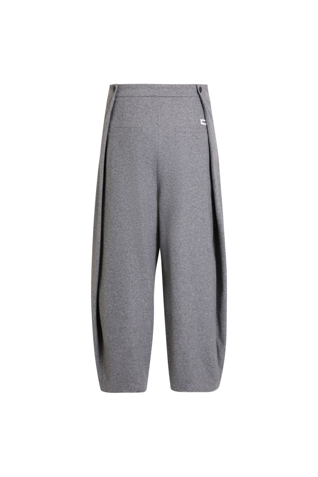 Rückansicht einer weiten grauen Hose mit markanten Seitenfalten und weißem Label-Patch.