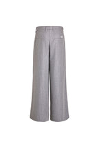 Rückansicht einer grau melierten Hose mit blauen Nadelstreifen, weitem Bein und zwei Paspeltaschen.