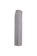 Seitenansicht einer grau melierten Hose mit blauen Nadelstreifen, weitem Bein und seitlicher Eingrifftasche.