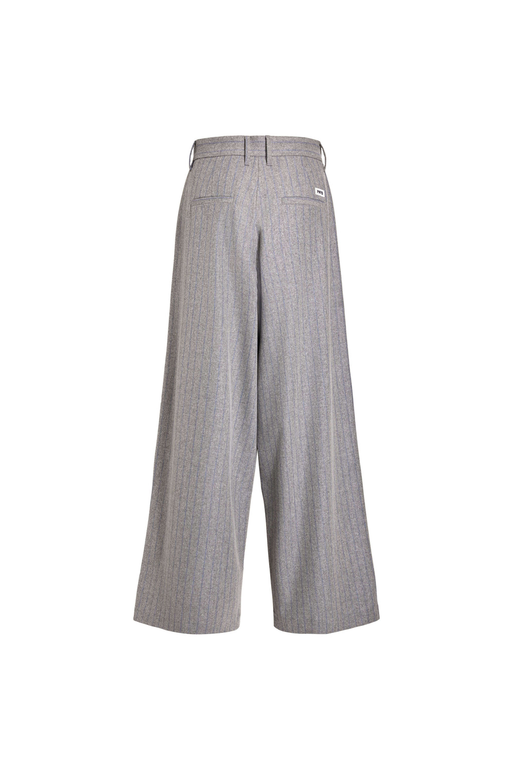 Rückansicht einer grau melierten Hose mit blauen Nadelstreifen, weitem Bein und zwei Paspeltaschen.