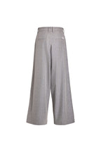 Rückansicht einer grau melierten Hose mit blauen Nadelstreifen, weitem Bein und zwei Paspeltaschen.