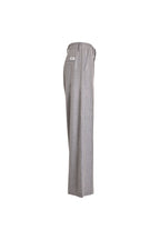 Seitenansicht einer grau melierten Hose mit blauen Nadelstreifen, weitem Bein und seitlicher Eingrifftasche.