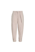 Freisteller Vorderansicht: 05_THE O SHAPE PLEAT in beige