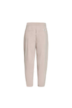 Freisteller Hinteransicht: 05_THE O SHAPE PLEAT in beige