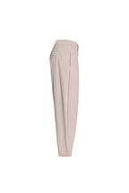 Freisteller Seitenansicht: 05_THE O SHAPE PLEAT in beige