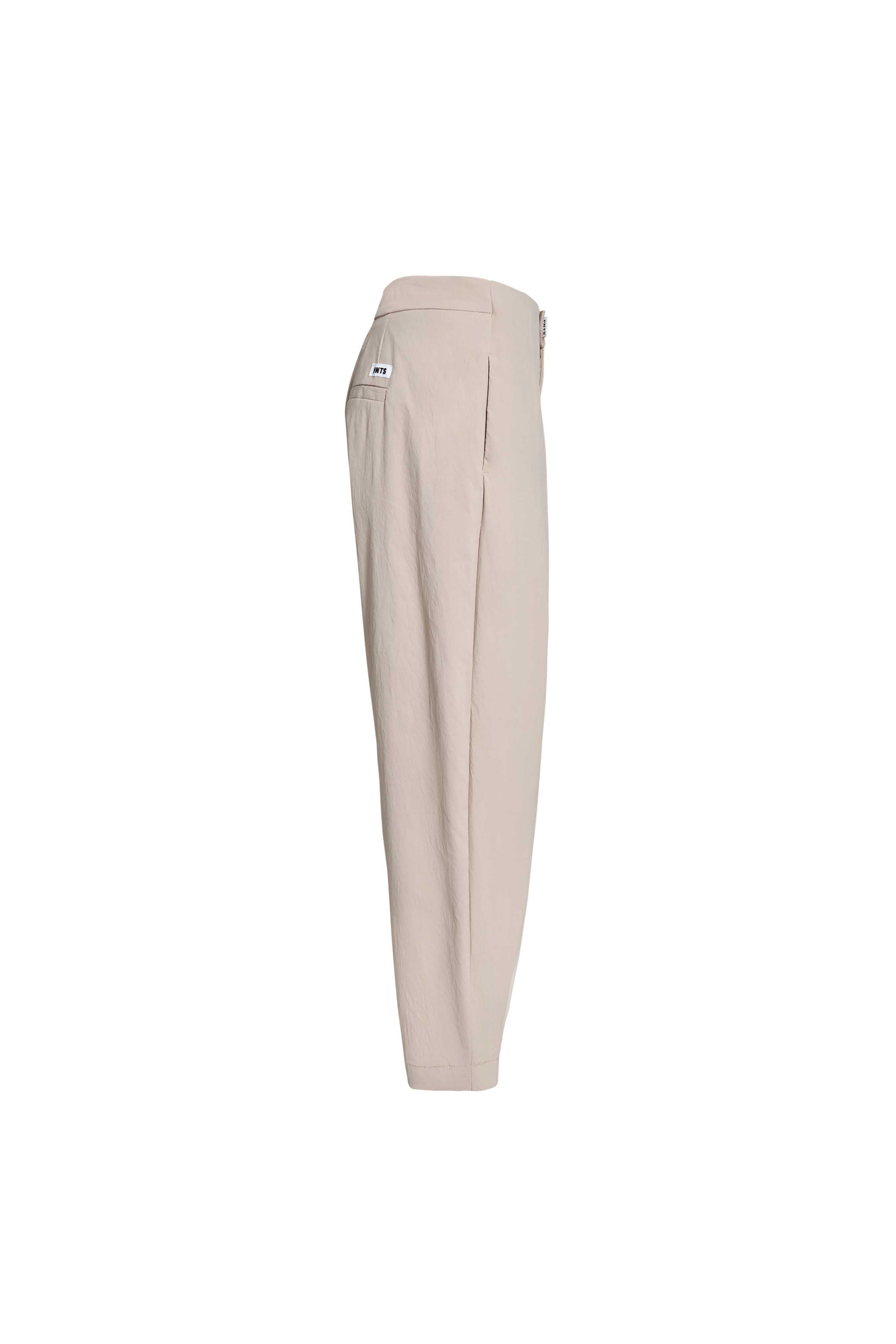 Freisteller Seitenansicht: 05_THE O SHAPE PLEAT in beige