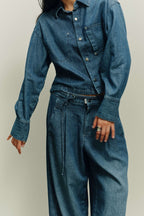 Moderner All-Denim-Look aus dunkelblauer Jeansbluse und passender, weiter Bundfaltenhose.