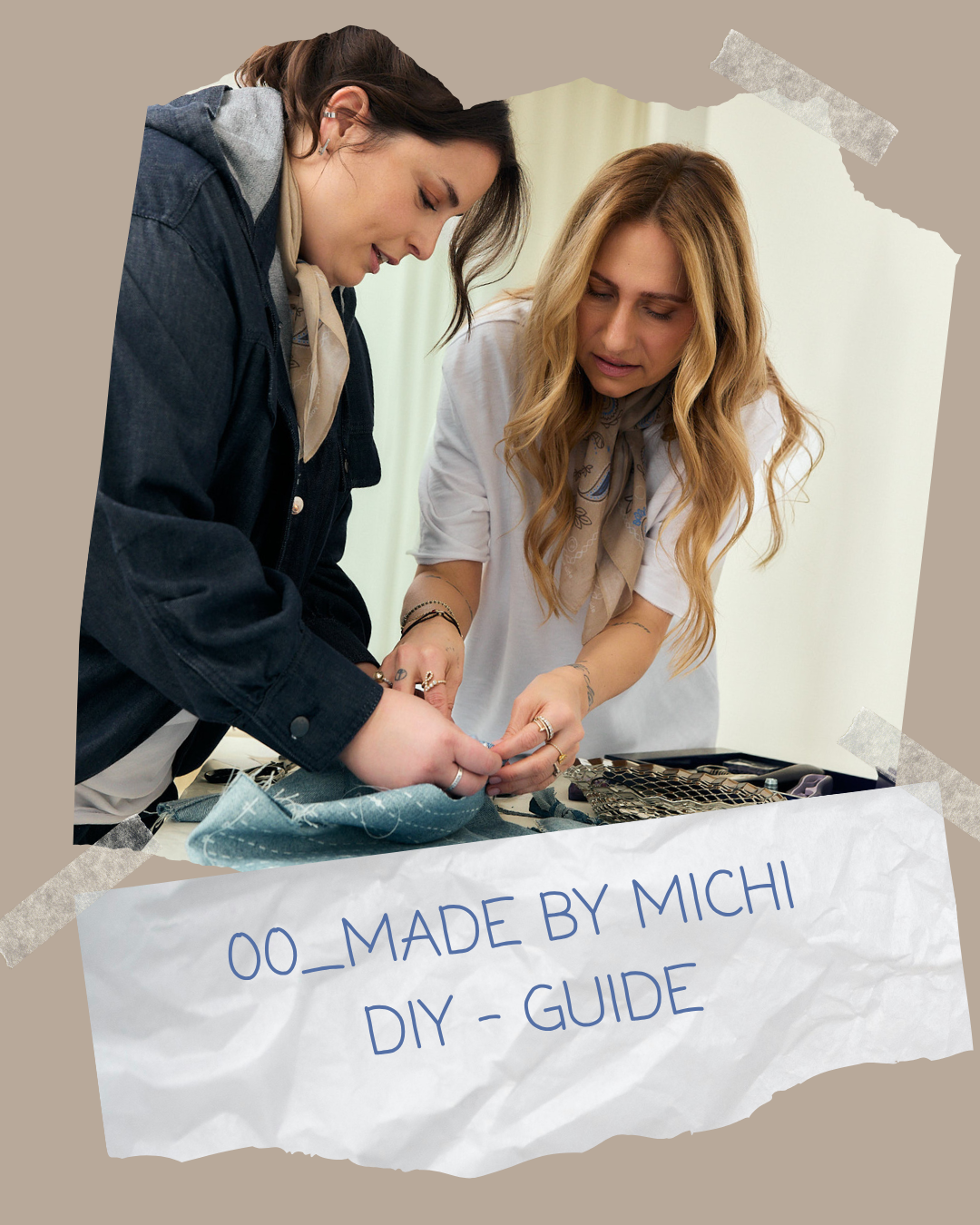 Zwei Frauen arbeiten gemeinsam an blauem Denim-Stoff; darunter steht der Text ‚00_MADE BY MICHI DIY - GUIDE‘.