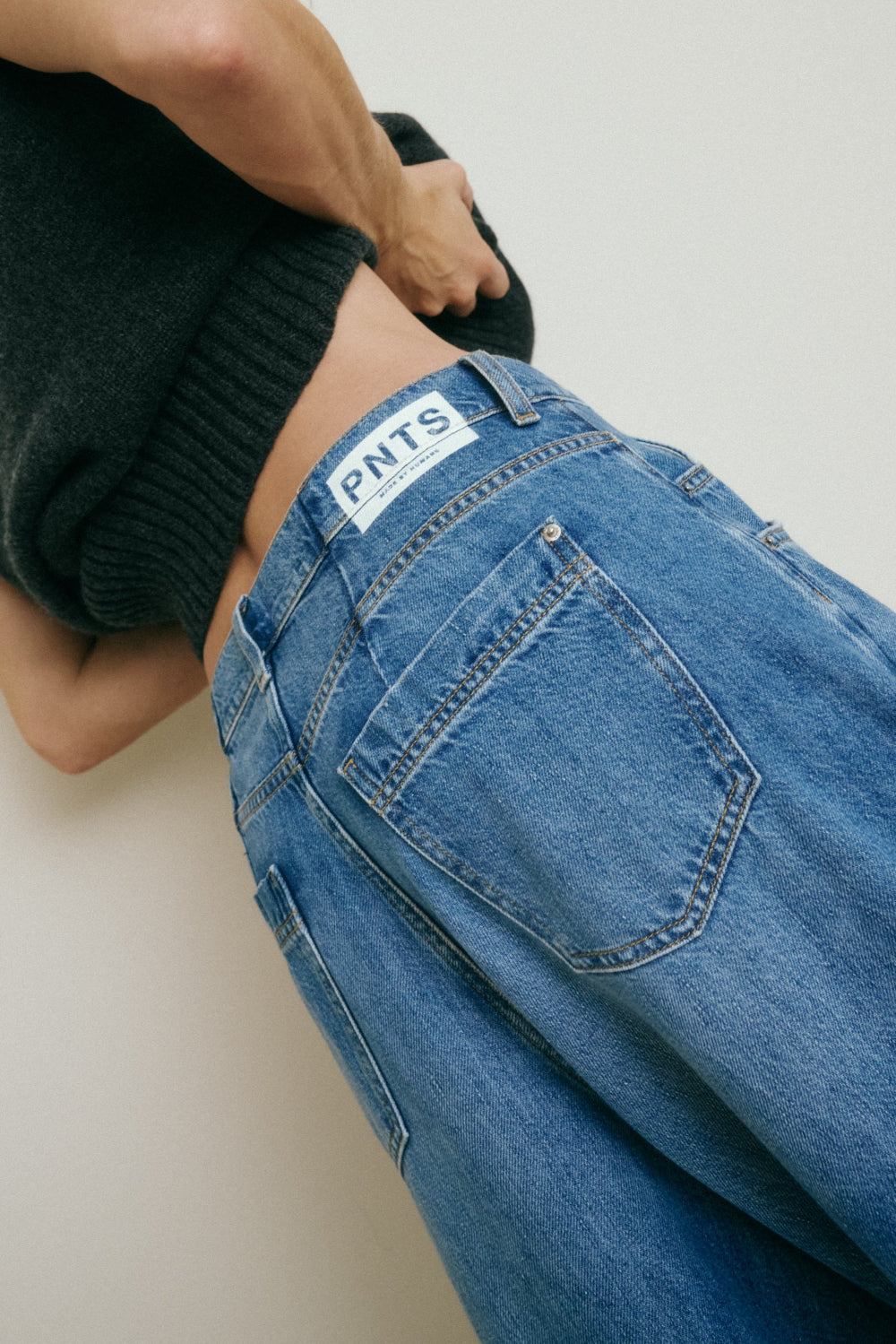 Detailansicht: Man sieht deutlich die hintere Hosentasche der Jeans 22_OVER THE TOP in hellblau.