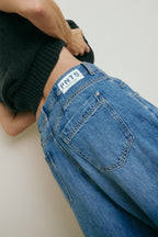 Detailansicht: Man sieht deutlich die hintere Hosentasche der Jeans 22_OVER THE TOP in hellblau.