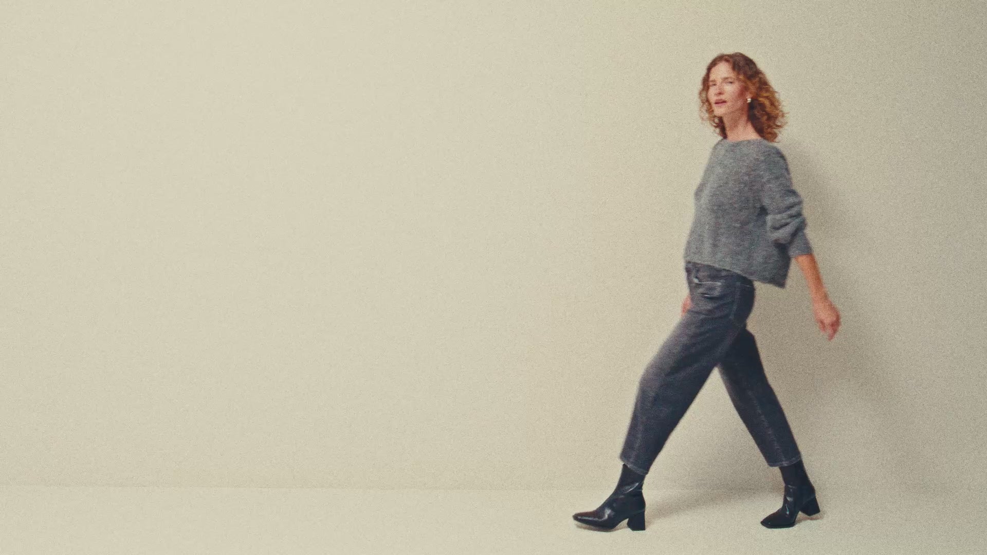 Frauen laufen durch das Video und tragen unsere neue Herbst/Winter Kollektion.